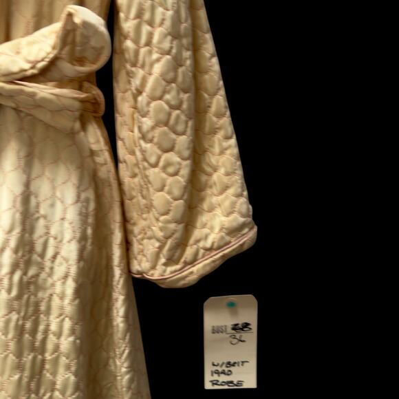 Vintage 1940s Princess Quilted Peach Satin Robe Corded Embroidered Lapel & Belt - Picture 4 of 16